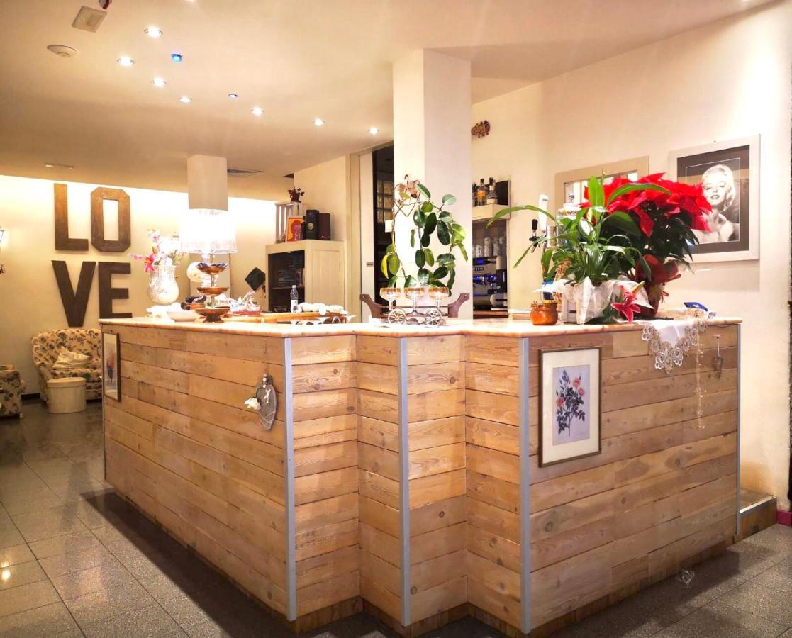 Hotel Garisenda -B&B&Brunch in centro a Riccione- Esterno foto